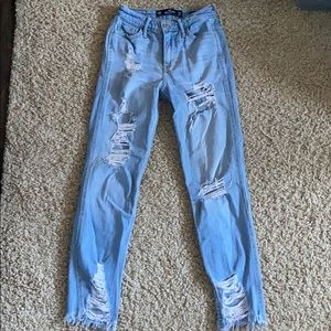 Super cute Hollister boyfriend light ripped jeans!